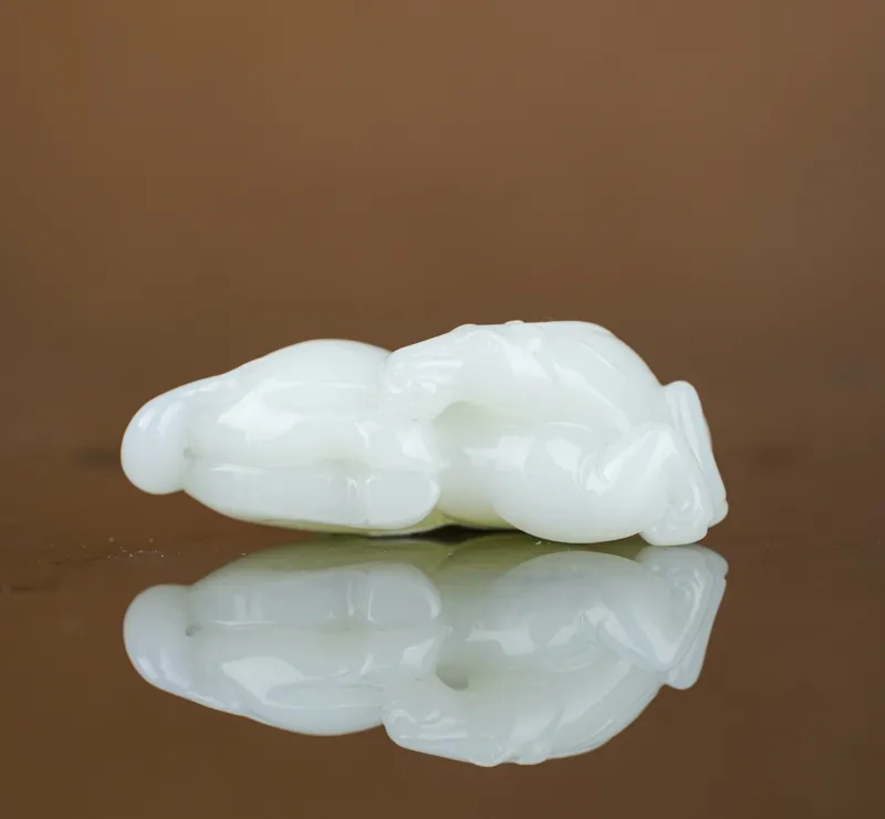 专业棚拍的白玉当代雕件